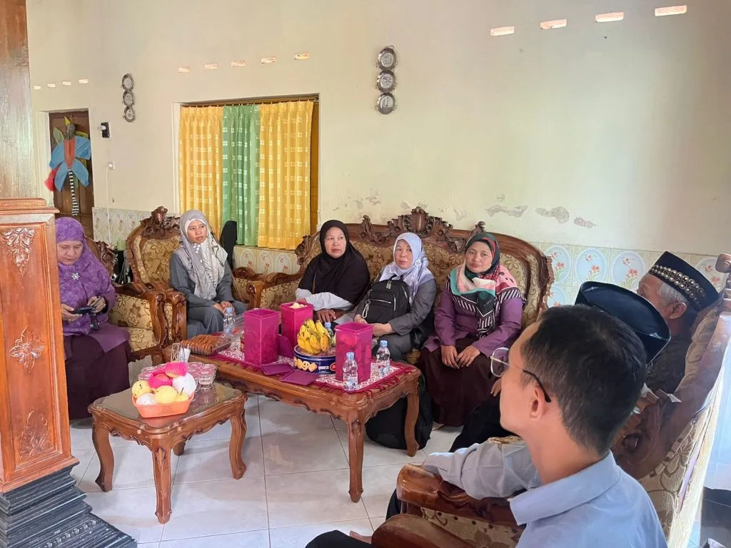 Tunjukkan Sikap Peduli, MTSN 7 Sleman Jenguk Orang Tua Guru Yang Sakit