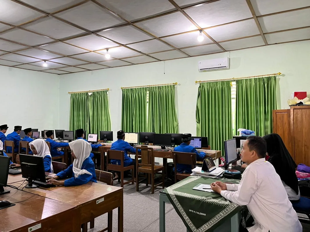 ANBK MTsN 2 Sleman Berjalan Lancar, Peserta Antusias dan Proktor Siap Siaga