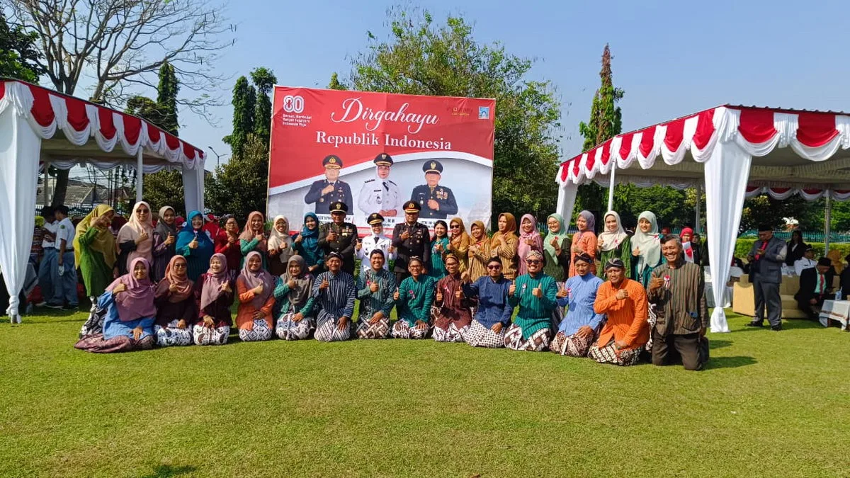 Guru MTsN 8 Sleman Ikut Sukseskan Penampilan Tim Paduan Suara pada Upacara HUT RI ke-80 Kapanewon Prambanan