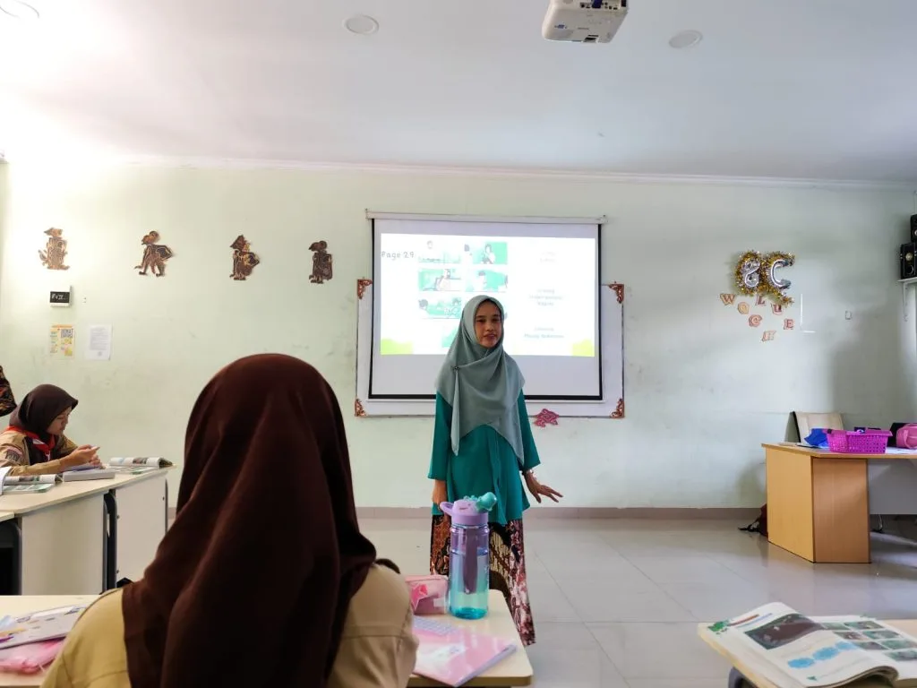 Guru MTsN 8 Sleman Menjadi Model Peer Teaching pada Kegiatan Mentoring Deep Learning bersama UPI Bandung