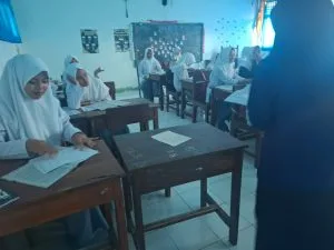 Mahasiswa UNY Praktik Mengajar di MAN 5 Sleman, Aprilia Sampaikan Materi Dinamika Kelahiran Pancasila