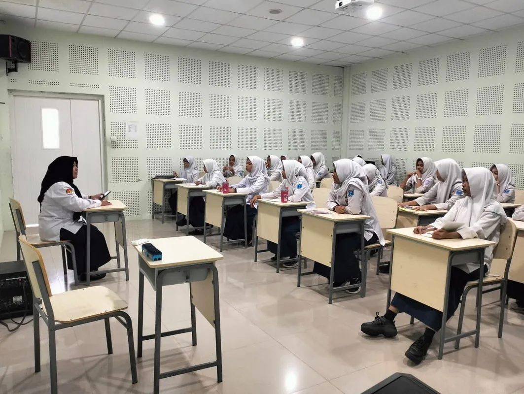 Siswi MTsN 9 Sleman Tertib Ikuti Kegiatan Keputrian Saat Sholat Dzuhur
