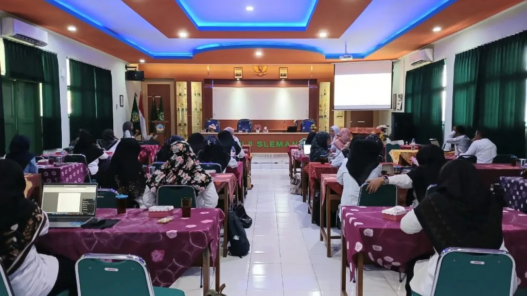 Tiga Guru Bahasa Indonesia MTsN 9 Sleman Hadiri Pertemuan MGMP di MTsN 8 Sleman
