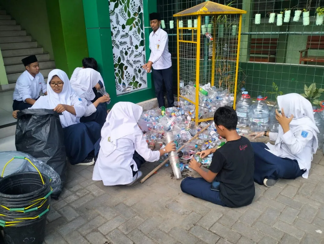 Dukung Adiwiyata Nasional, Pengurus OSIS MTsN 9 Sleman Kelola Sampah Botol Plastik