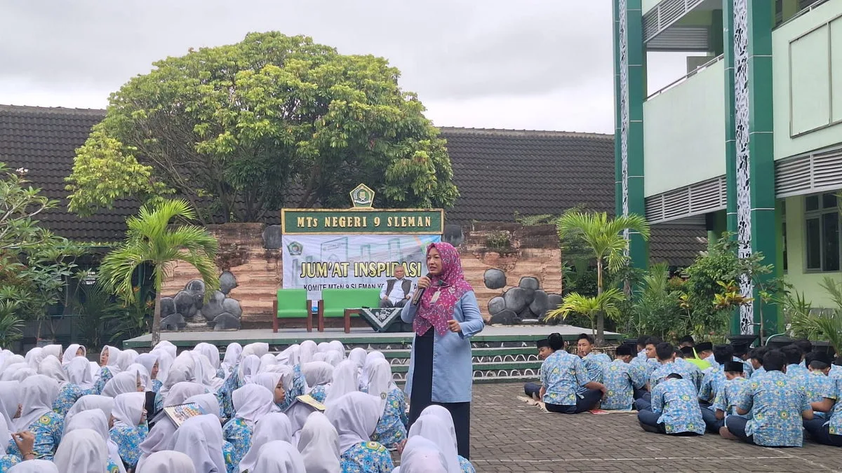 Kepala MTsN 9 Sleman Sampaikan Sambutan dalam Kegiatan Jum’at Inspirasi