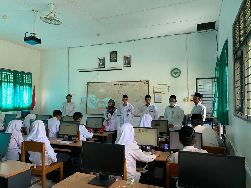 Kepala Seksi Pendidikan Madrasah Kemenag Sleman Lakukan Monev ANBK di MTsN 4 Sleman