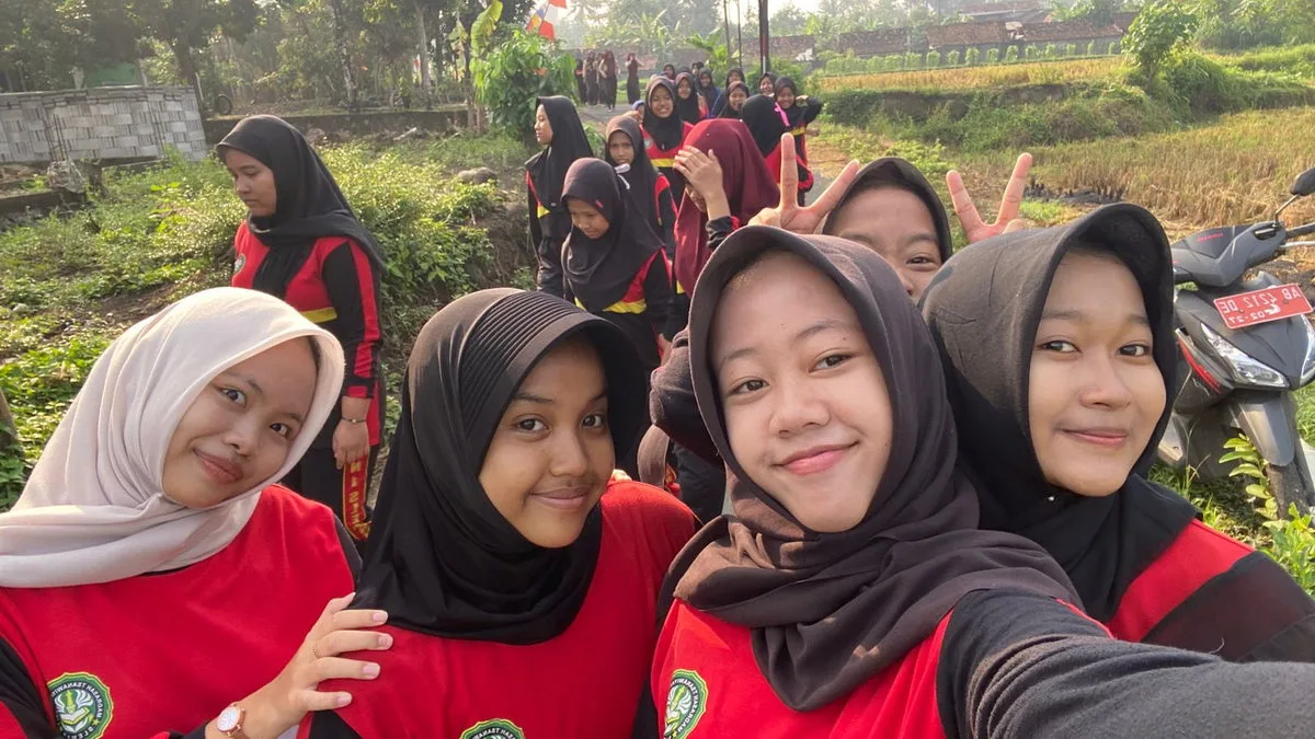 Segar dan Ceria, Jalan Sehat Awali Aktivitas Belajar di MTsN 1 Sleman