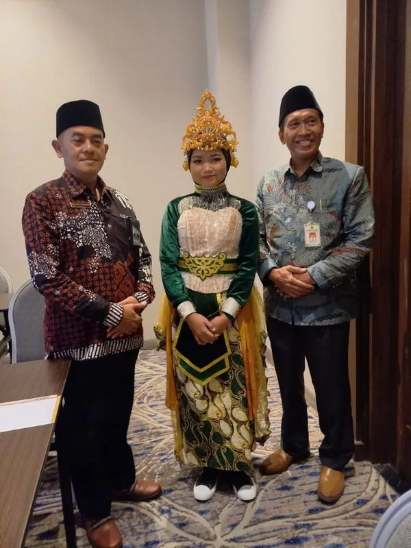 Siswa MTsN 4 Sleman Sambut Peserta Pembahasan Isu Strategis SDM Kemenag RI dengan Tari Abyor