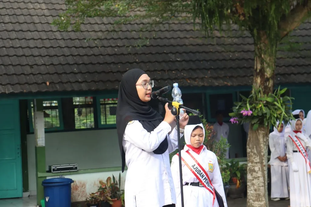 Upacara Bendera di MTsN 7 Sleman, Pembina Amanatkan Filosofi Sebuah Botol