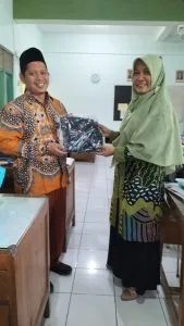 Bazis MAN 5 Sleman Serahkan Bantuan Mukena untuk Mushola Ar-Roudhoh