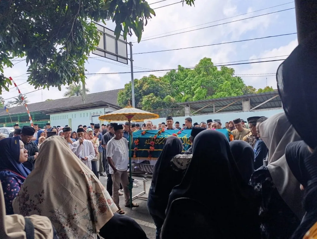 Guru dan Siswa MTsN 2 Sleman Tunjukkan Kepedulian Lewat Takziah