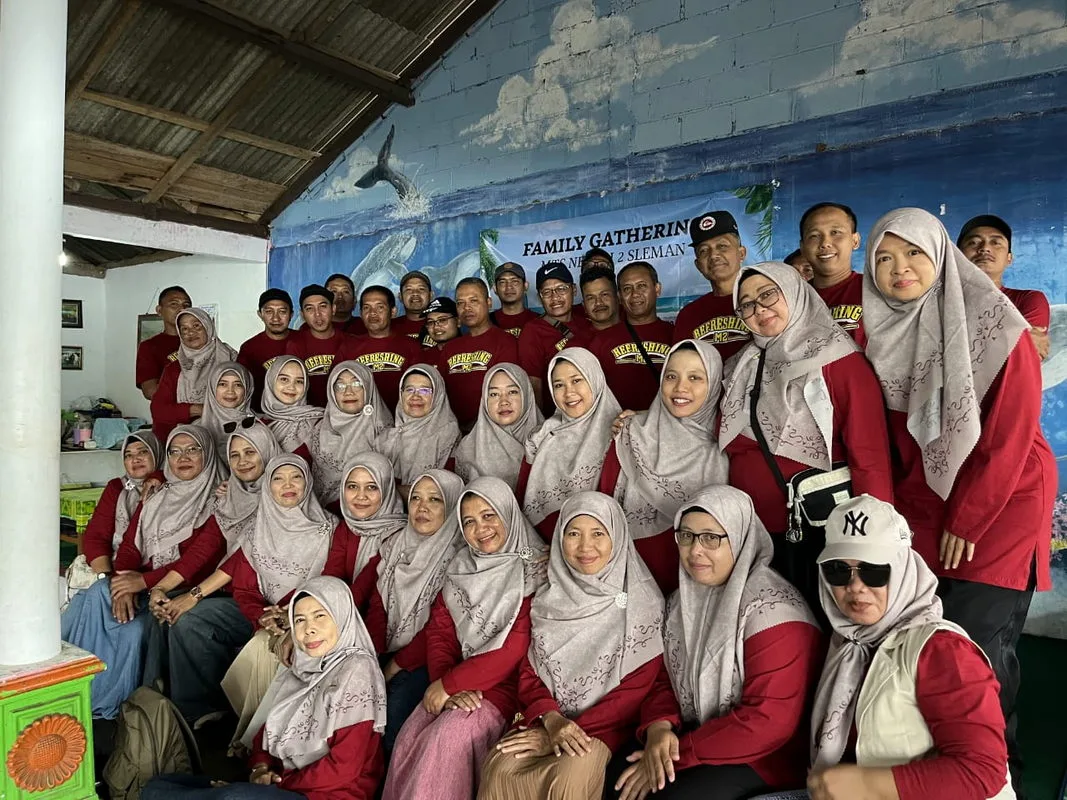 Kebersamaan dan Keceriaan Warnai Family Gathering MTsN 2 Sleman di Laguna Pantai Glagah