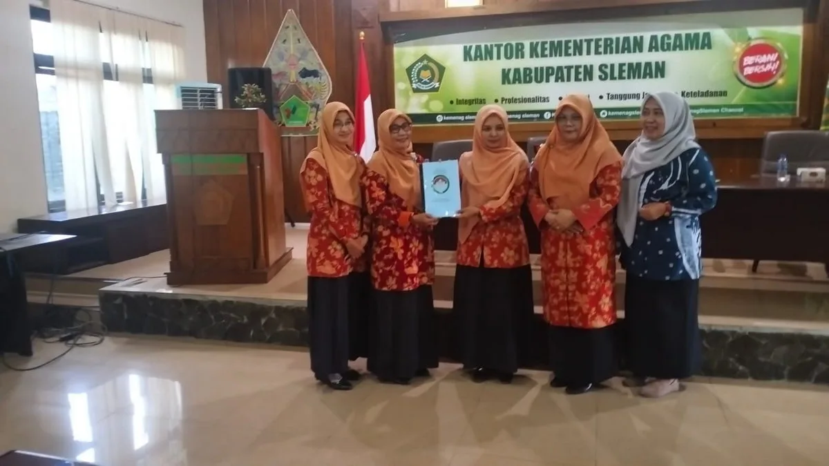 Kepala MTsN 9 Sleman Sambut Hangat Ketua DWP Kemenag Sleman yang Baru