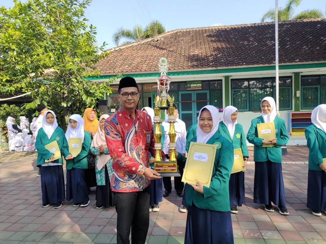 MTsN 1 Sleman Serahkan Hadiah Lomba Kebersihan dan Administrasi Kelas, Kelas 7B Raih Juara Umum