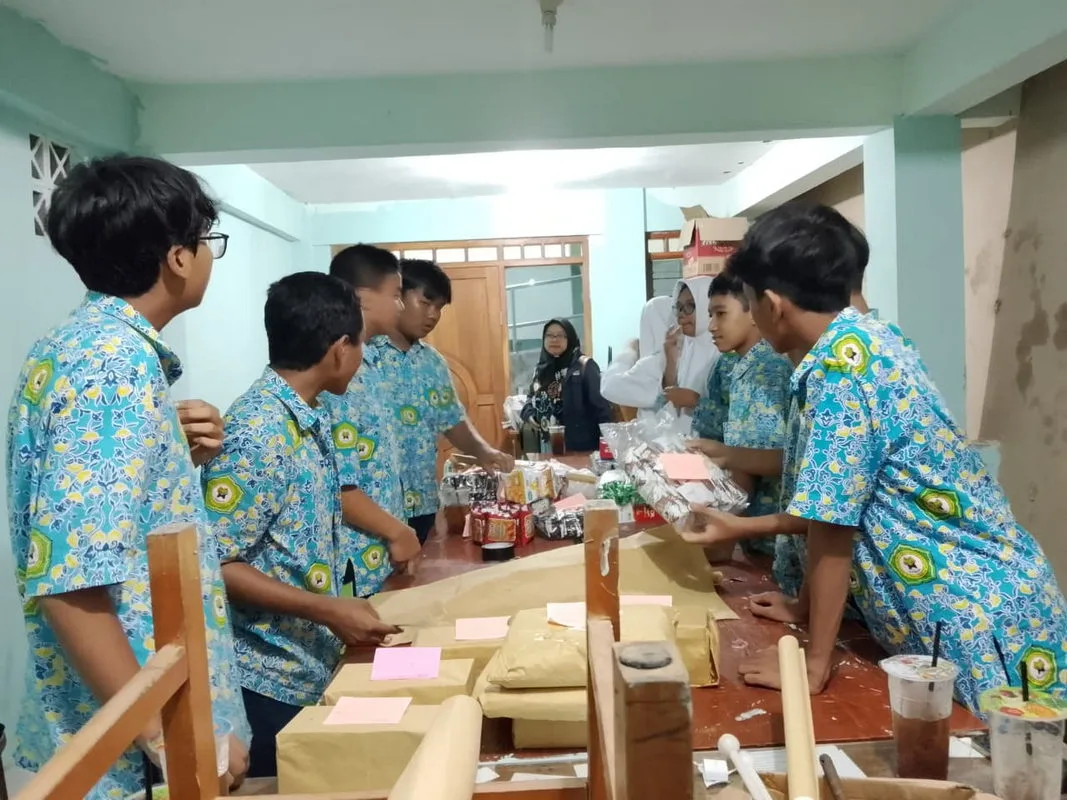 OSIS MTsN 9 Sleman dengan Penuh Dedikasi Siapkan Hadiah Lomba HUT RI