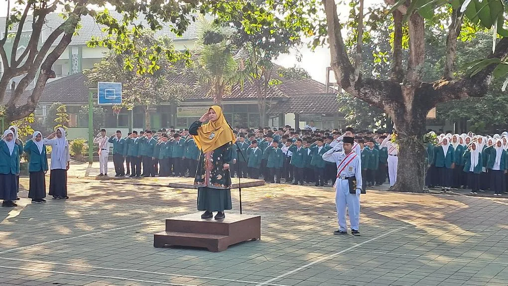 Pembina Upacara MTsN 1 Sleman Tekankan Pentingnya Kebersihan dan Kewaspadaan