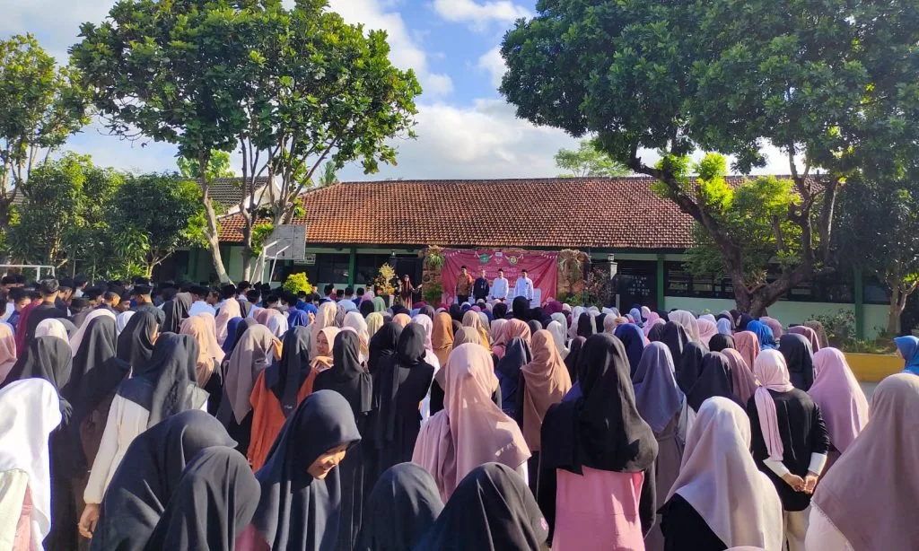 Penuh Semangat, Dirigen Fatimah Azahra Pimpin Lagu Indonesia Raya