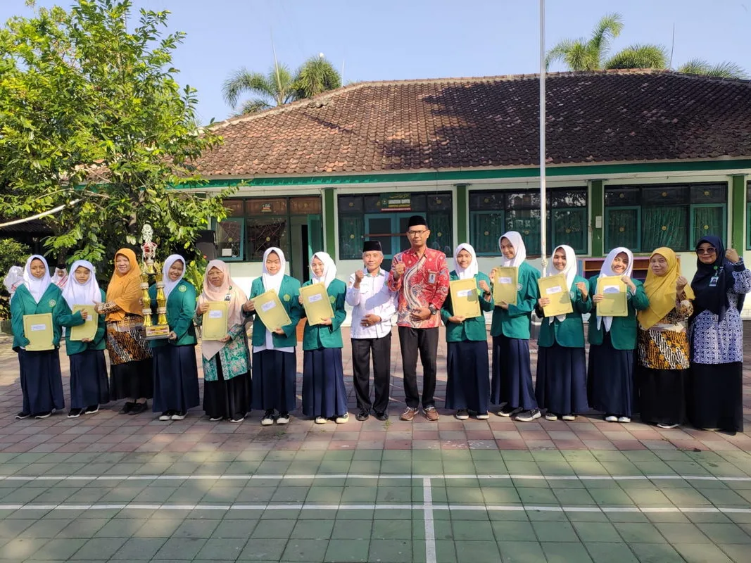 Siswa Antusias Terima Hadiah Lomba Kemerdekaan di MTsN 1 Sleman