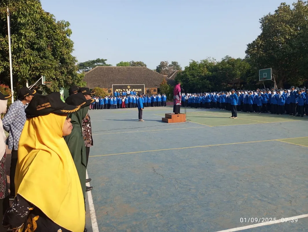 Upacara Bendera Rutin di MTsN 8 Sleman, Pembina Ingatkan Siswa Tidak Mudah Terprofokasi