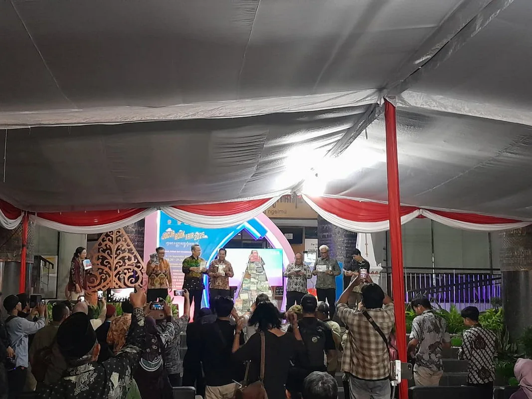 Pustakawan MAN 3 Sleman Ramaikan Pembukaan Jogja Book Fair 2025 di DPAD DIY