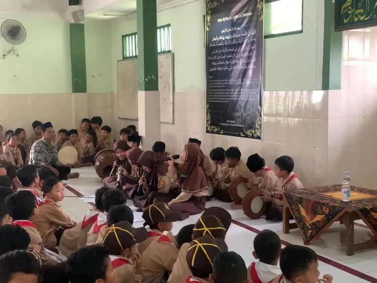 Dongeng Inspiratif Bunda Dhian dan Pinky Meriahkan Maulid Nabi di MIN 1 Sleman