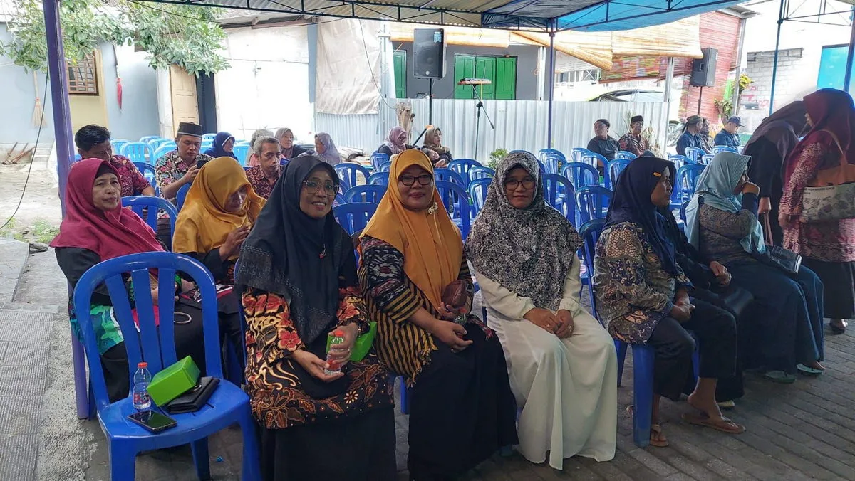 Guru dan Pegawai MTsN 8 Sleman Takziyah ke Rumah Ibunda Mantan Kepala Madrasah
