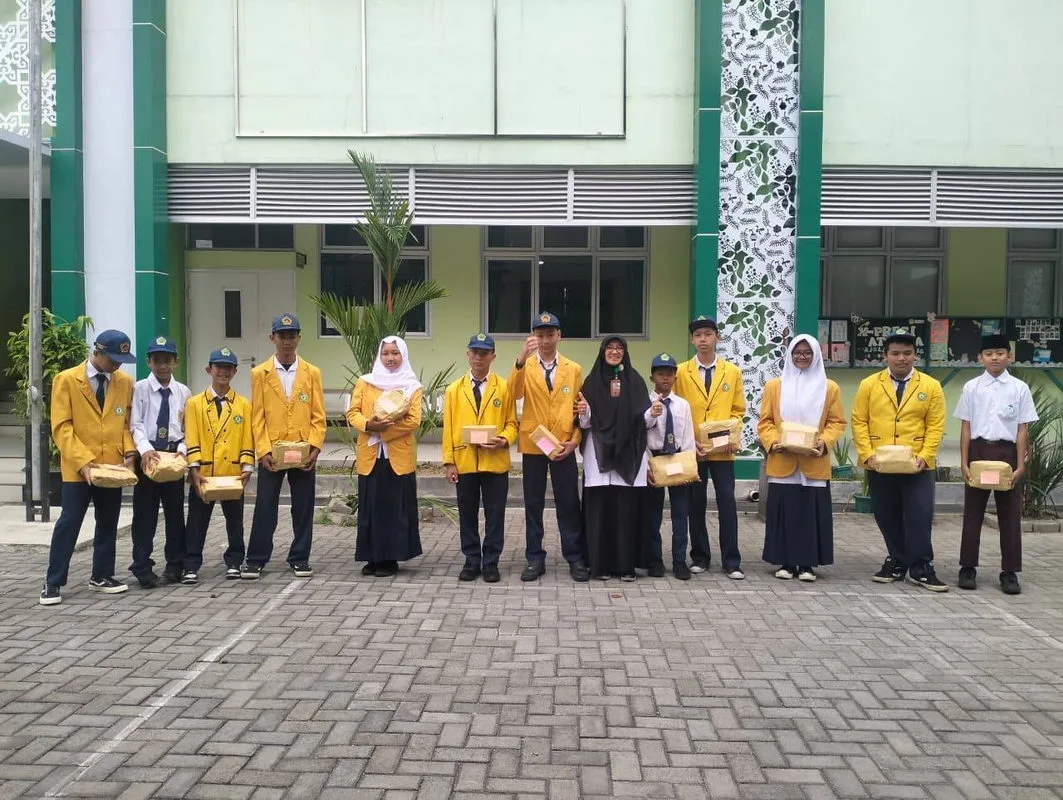 Meriahnya Pembagian Hadiah Lomba 17 Agustus Saat Upacara Bendera di MTsN 9 Sleman