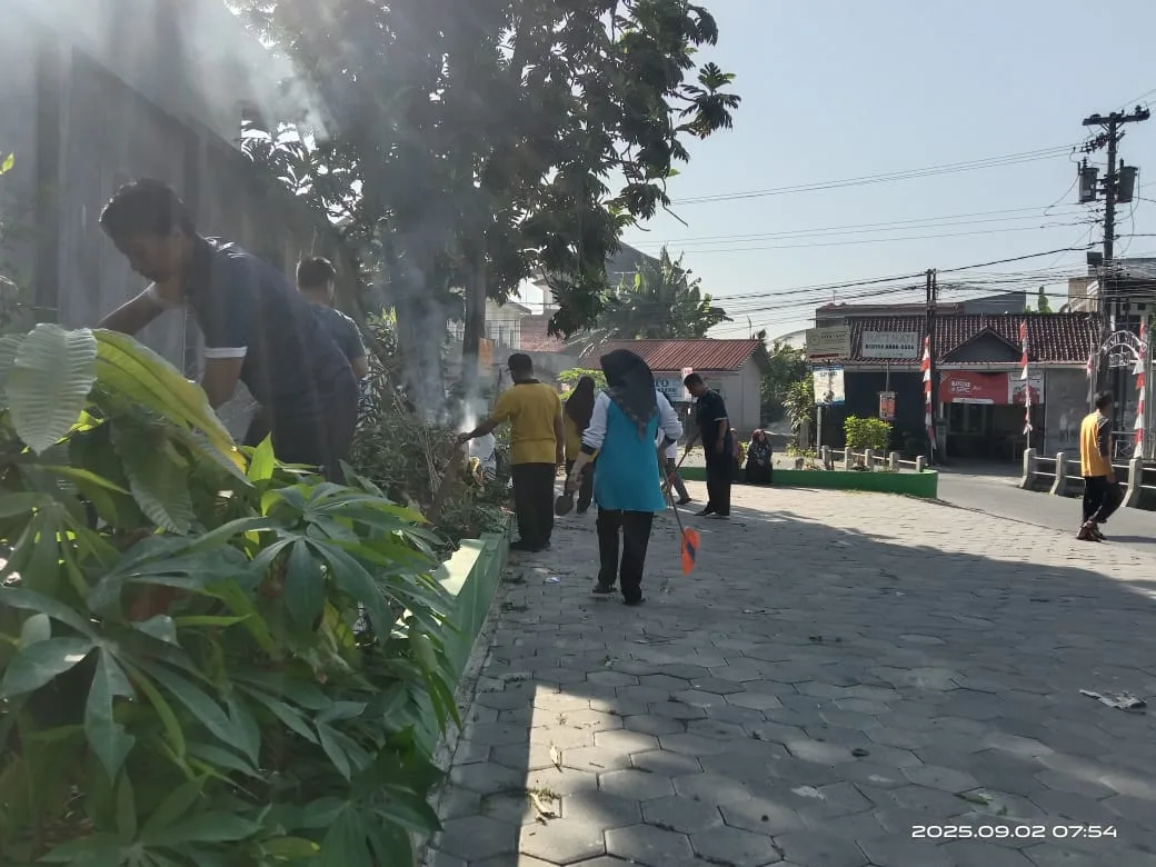 MIN 1 Sleman Terapkan Program Bersenyawa Lewat Aksi Bersih Lingkungan