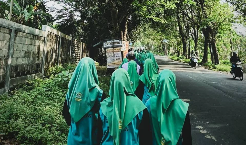 MTsN 3 Sleman Gelar Jalan Sehat Peringati Haornas 2025