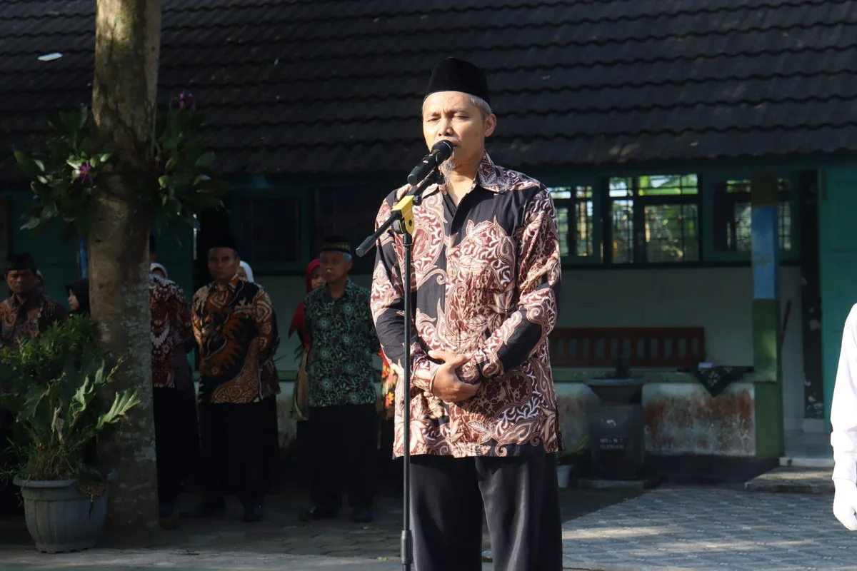 Pembina Upacara MTsN 7 Sleman Ajak Murid Terus Doakan Rakyat Palestina