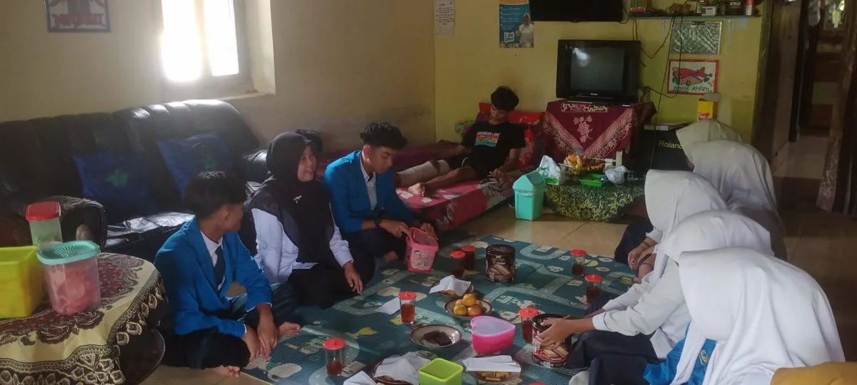 Siswa 9C MTsN 8 Sleman Tunjukkan Empati dengan Menjenguk Teman yang Sakit