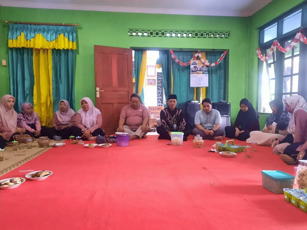 Keluarga Besar MTsN 8 Sleman Jalin Silaturahmi ke Kediaman Ibu Syifa Qurota A’yun Sambut Kelahiran Putri Pertama