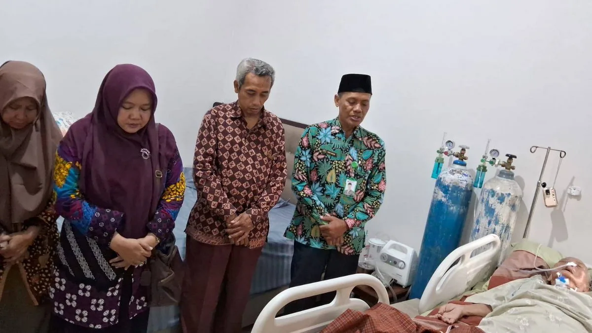 Keluarga Besar MTsN 8 Sleman Jenguk Ibunda Guru Bahasa Indonesia, Anik Susianti