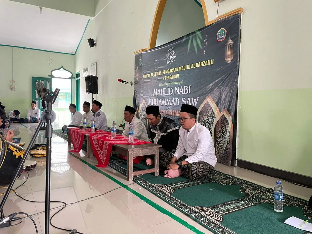 Indahnya Berbagi, MTsN 4 Sleman Santuni Yatim Piatu pada Peringatan Maulid Nabi Muhammad SAW