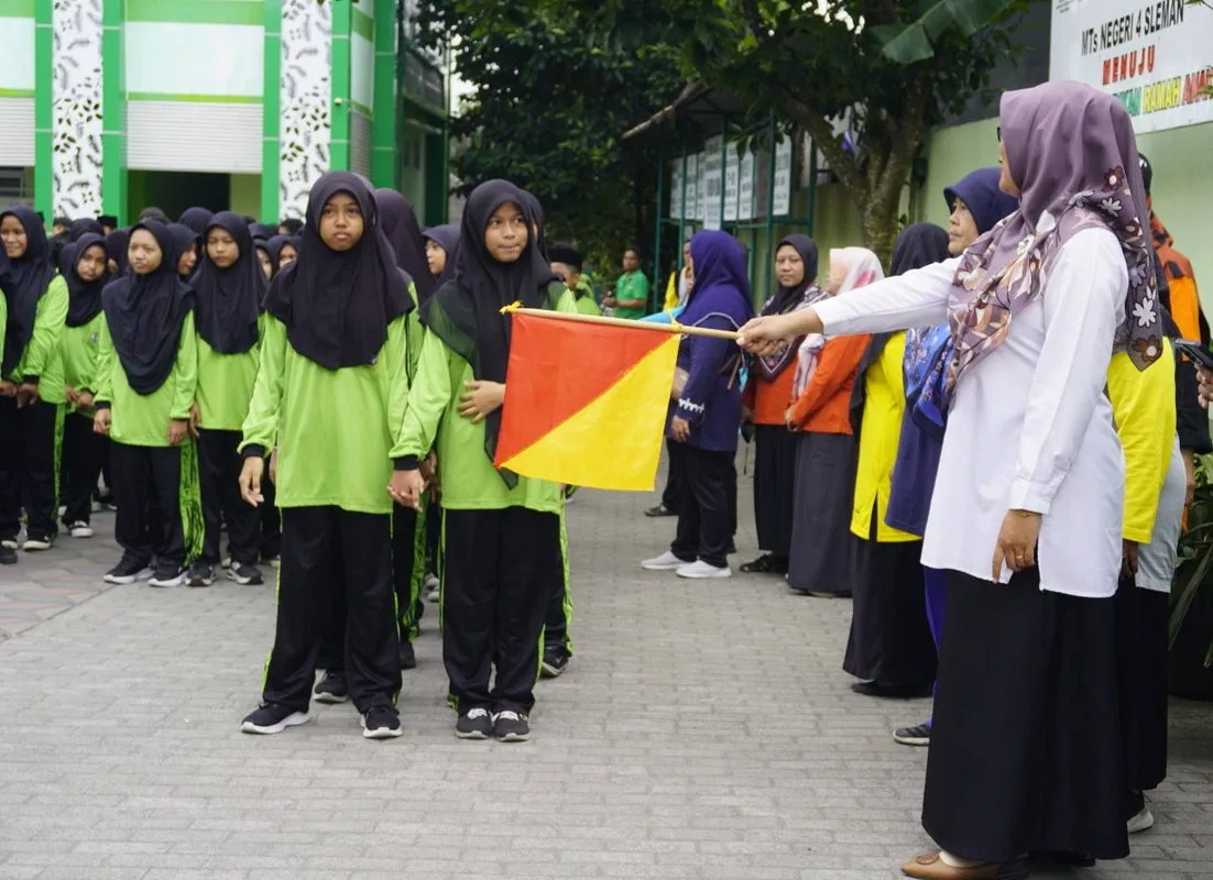 Semarak Hari Olahraga Nasional, MTsN 4 Sleman Gelar Jalan Sehat