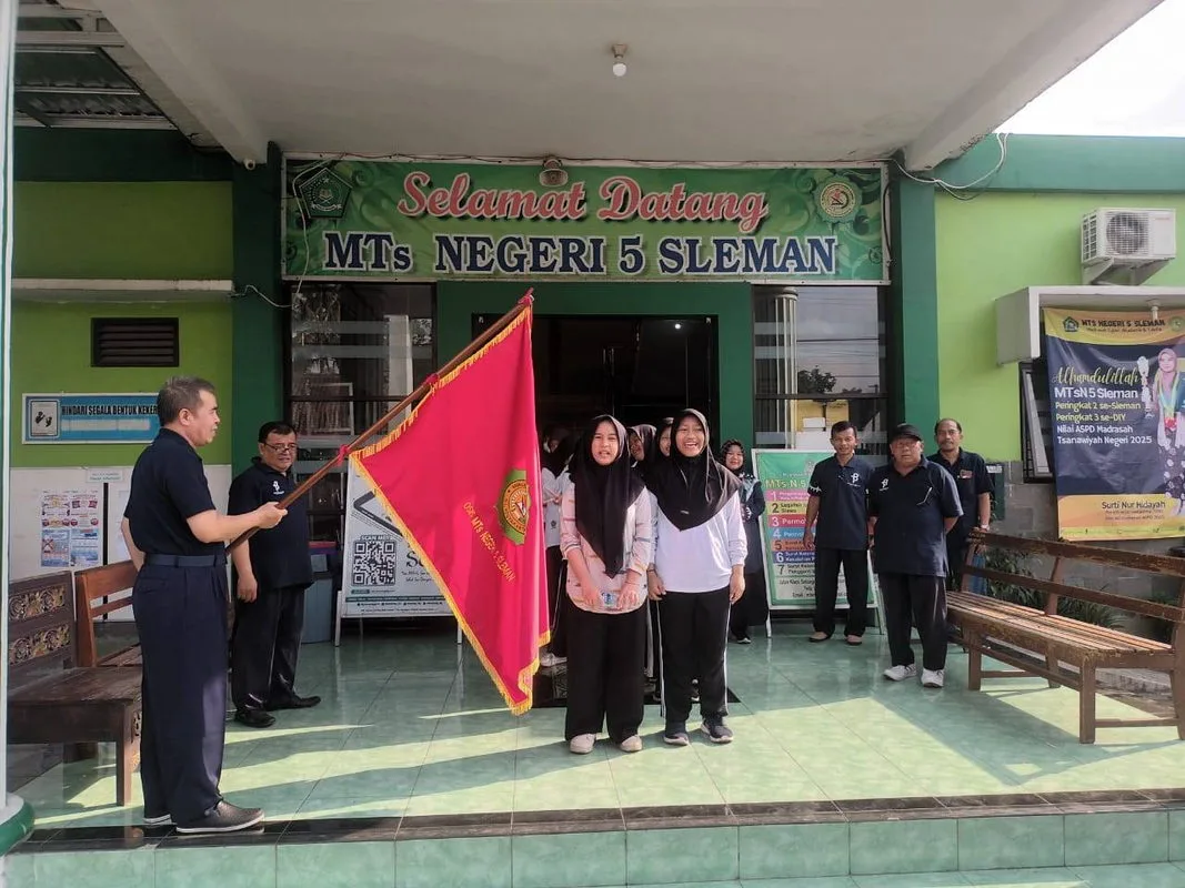 MTsN 5 Sleman Meriahkan Hari Olahraga Nasional dengan Jalan Sehat, Doorprize dan Kado Silang