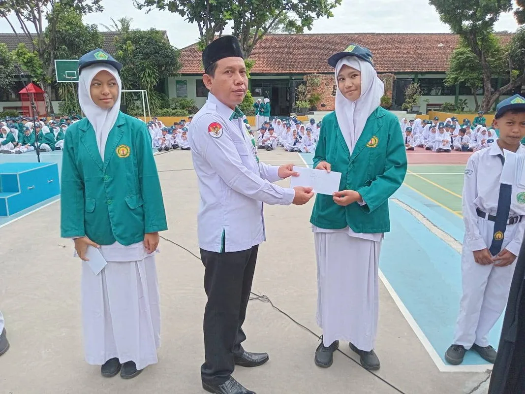 Serunya Lomba Kugeruk Galon, MTs Negeri 3 Sleman Kukuhkan Sang Juara