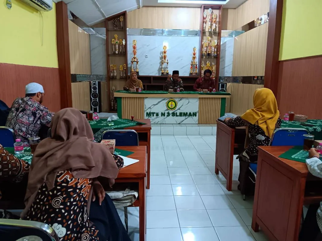 Guru Bahasa Jawa MTsN 9 Sleman Hadiri MGMP Bahasa Jawa MTs Kabupaten Sleman di MTsN 3 Sleman