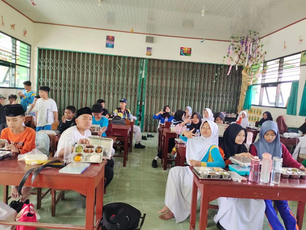 Menyenangkan, Kelas VII B MTsN 3 Sleman Santap MBG Usai Olahraga