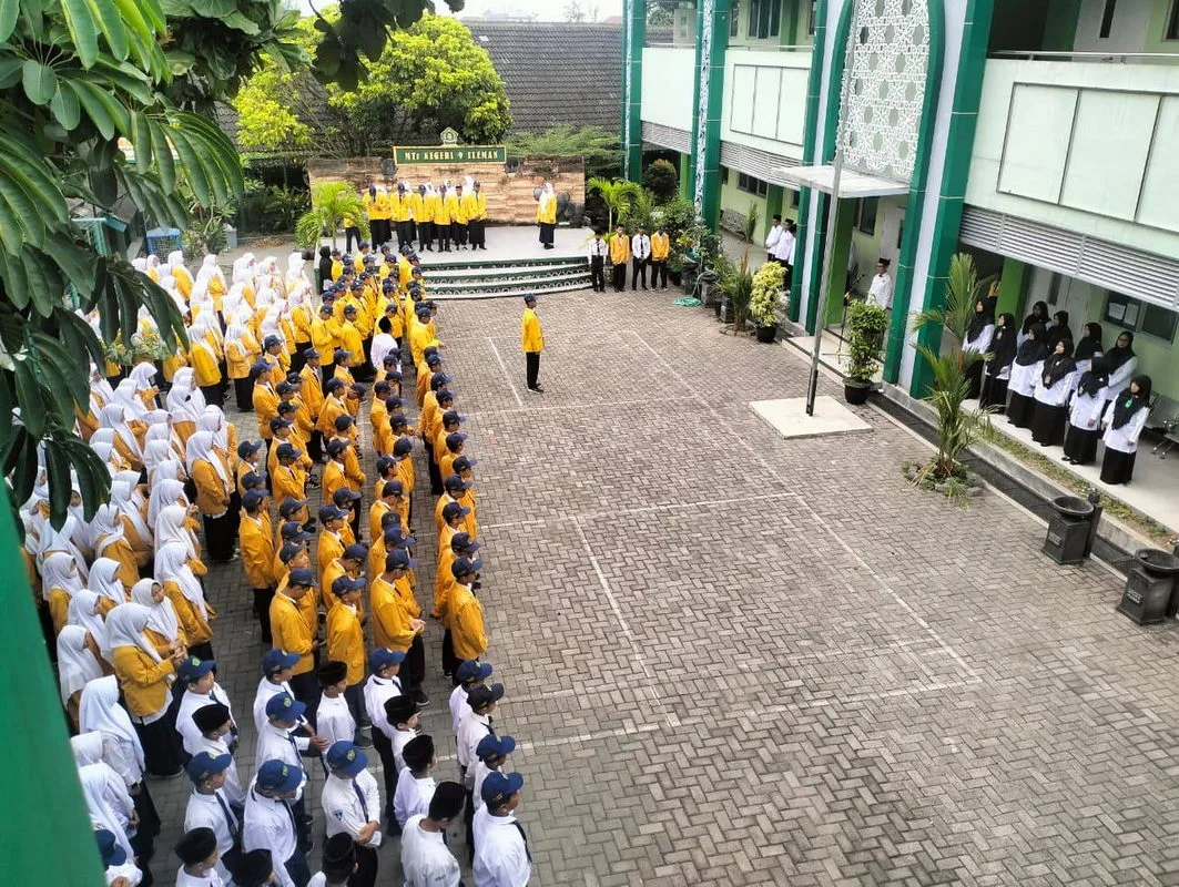 Pelaksanaan Upacara Bendera Hari Senin di MTsN 9 Sleman Berjalan Lancar