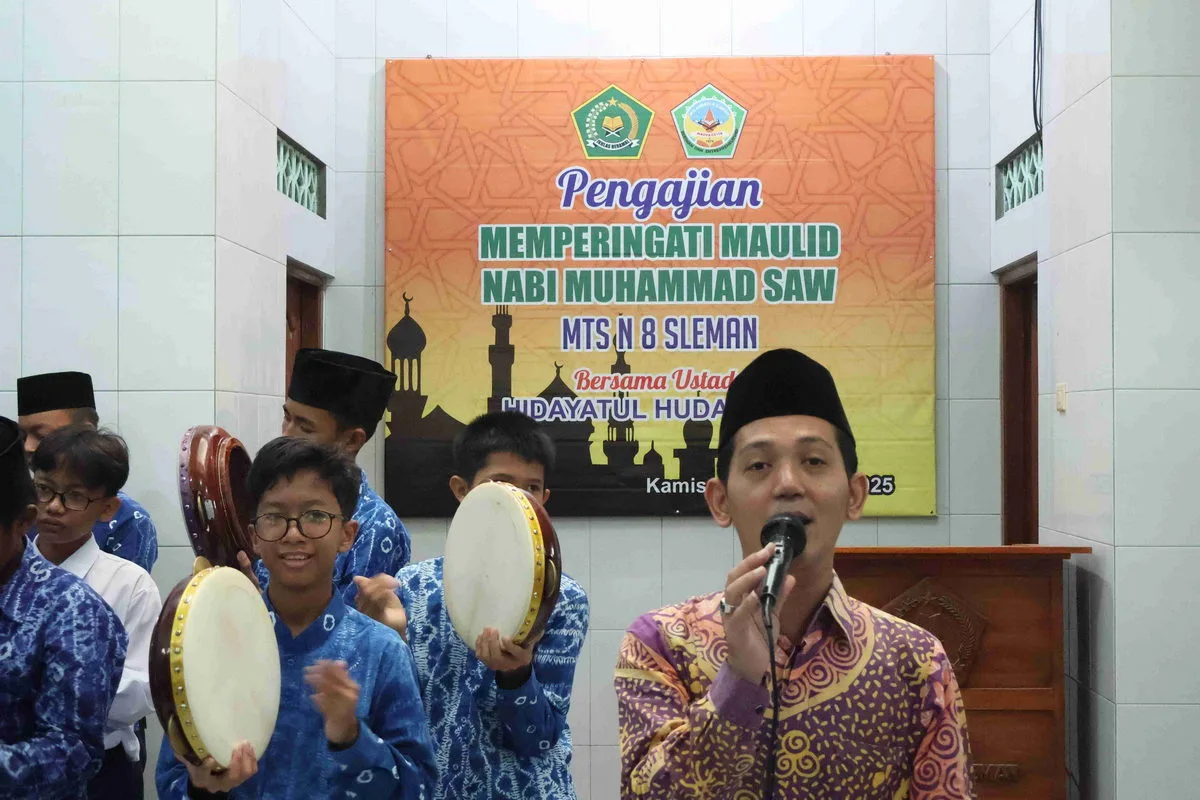 Lantunan Sholawat Bergema di MTsN 8 Sleman, Peringati Maulid Nabi Muhammad SAW 1447 H