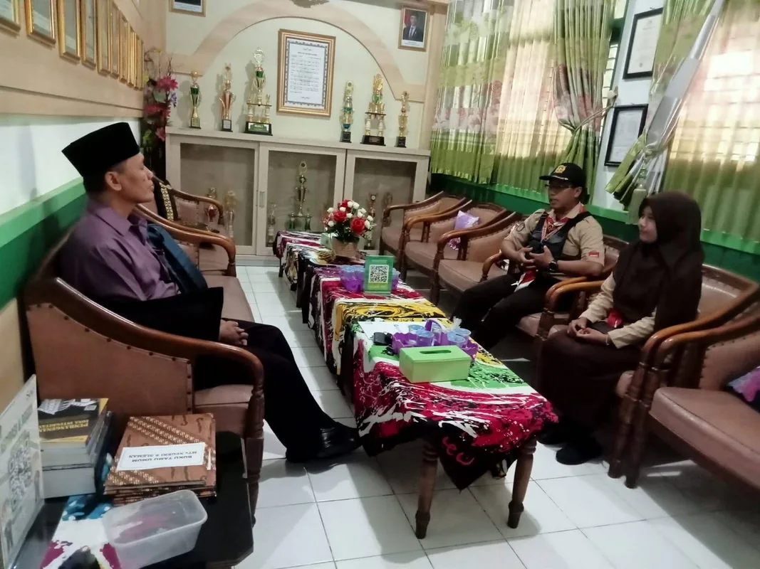Pembina Pramuka MTsN 8 Sleman Gelar Laporan Bulanan Kegiatan di Hadapan Kepala Madrasah