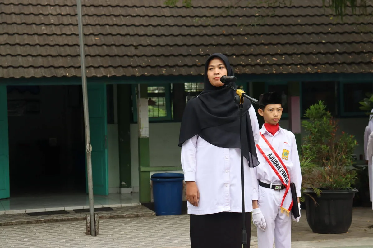 Sampaikan Amanat, Pembina Upacara MTsN 7 Sleman Ajak Murid Bijak Bermedia Sosial