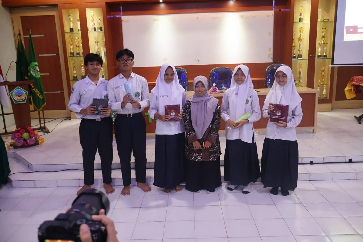 Siswa MTsN 8 Sleman Raih Reward dari KPU Kabupaten Sleman karena Aktif dalam Sosialisasi Pemilu