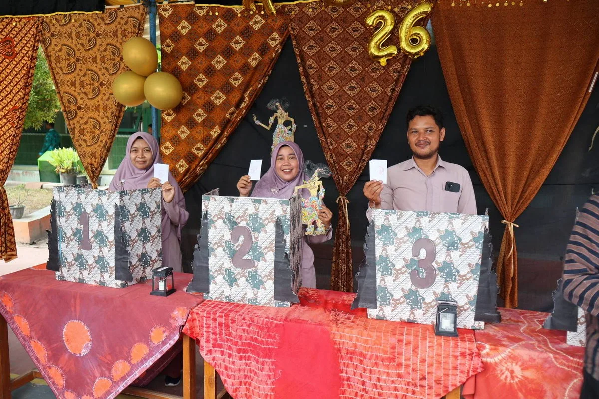 Guru dan Pegawai MTsN 8 Sleman Gunakan Hak Pilihnya dalam Pemilu OSIS