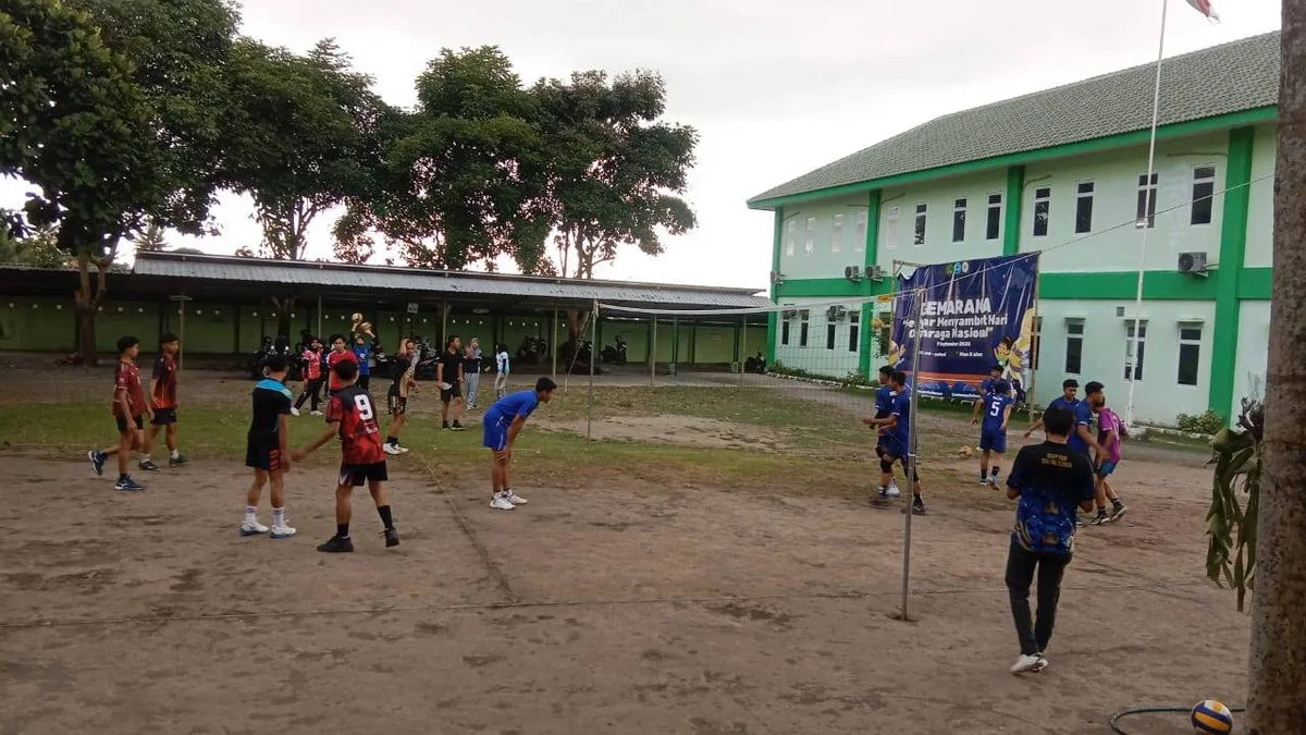 Jaga Kekompakan, Tim Voli MAN 5 Sleman Sparing Seru dengan SMAN 1 Turi