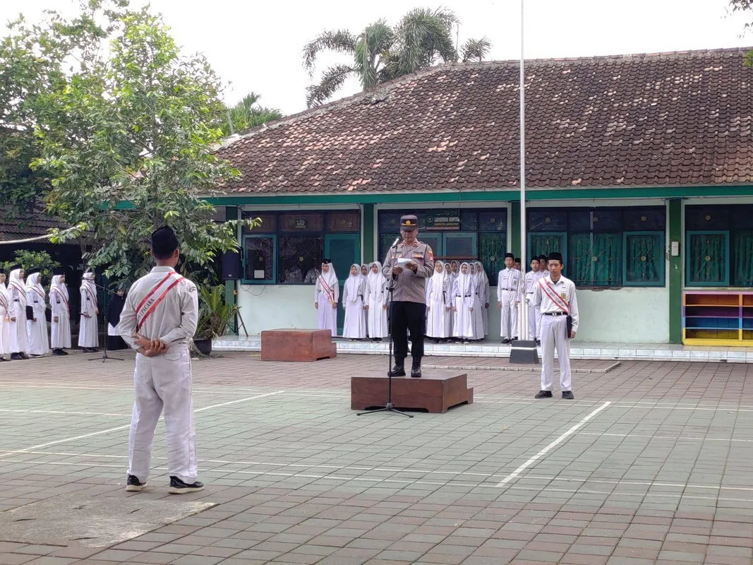 Kanit Binmas Polsek Seyegan Ajak Siswa MTsN 1 Sleman Disiplin dan Patuhi Aturan