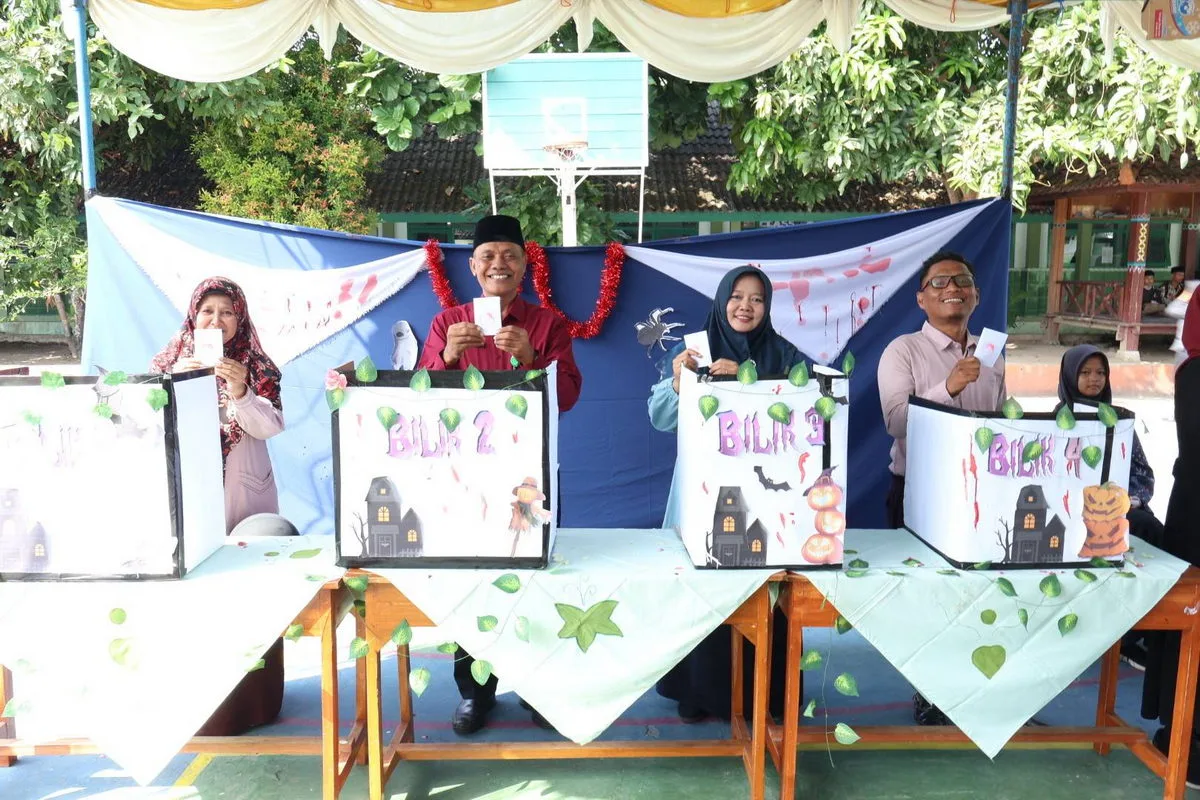 Kepala MTsN 8 Sleman dan Jajaran Pimpinan Awali Pemilu OSIS