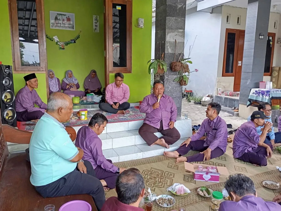 Rombongan MTsN 8 Sleman Rayakan Kelahiran Putri Kedua Ibu Evi Septyandari dengan Doa dan Ucapan Selamat