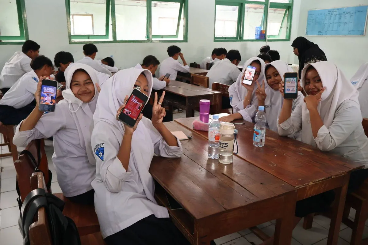 Siswa MTsN 8 Sleman Berkreasi dengan Poster Digital Bertema Pemilu OSIS dan Demokrasi